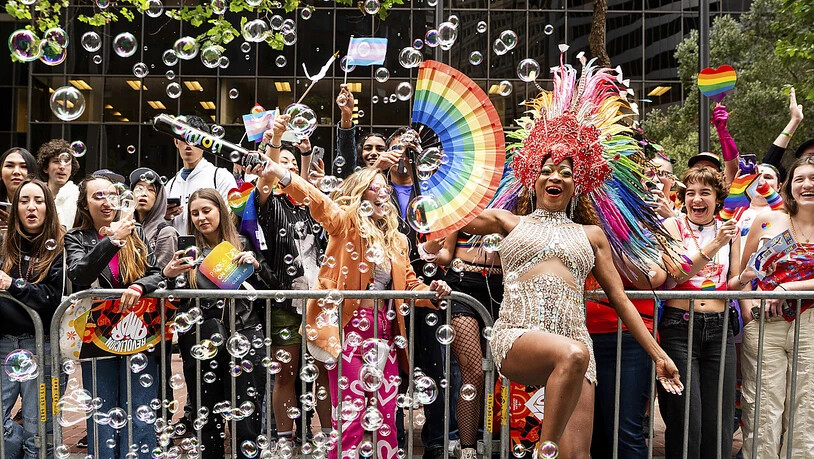 Menschen feiern während der 53. jährlichen San Francisco Pride Parade. Foto: Noah Berger/AP/dpa