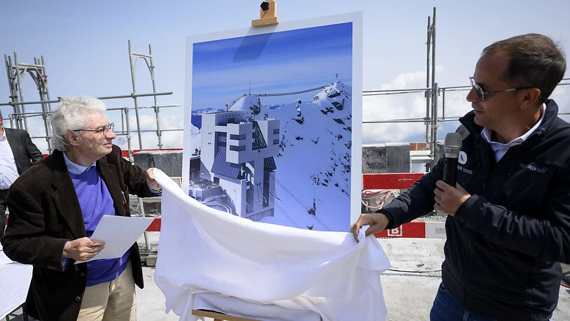 Architekt Mario Botta (l.) und Glacier-3000-Chef Bernhard Tschannen (r.) enthüllen ein Modellbild des künftigen Restaurants.