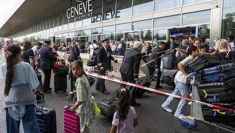 Der Streik am Flughafen Genf ist beendet. Die Passagiere brauchten am Freitag Geduld. Es bildeten sich lange Warteschlangen.