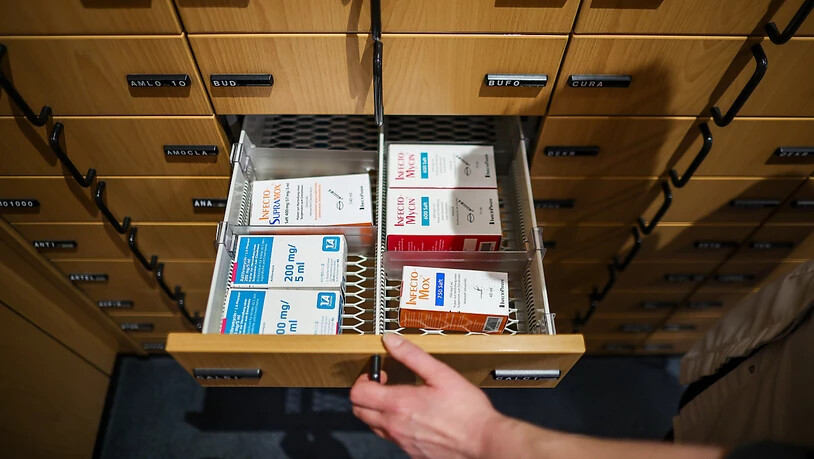 Eine Apothekerin öffnet ein Schubfach mit Antibiotikasäften für Kinder. (Archivbild)