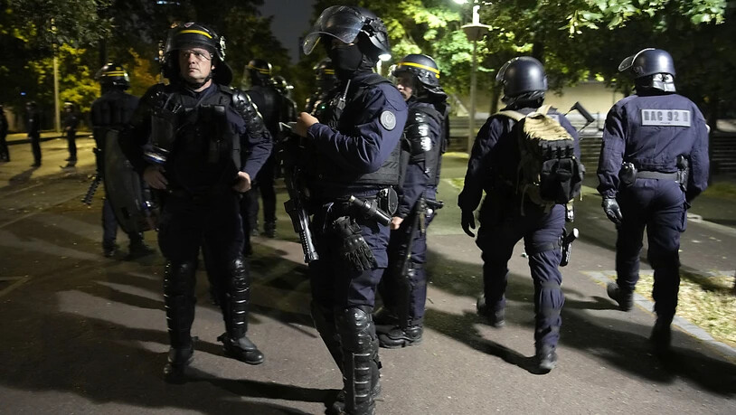 Ein Unterstützer des rechtsextremen Politikers Éric Zemmour ruft zu Spenden für den Polizisten auf, der mutmaßlich einen 17-Jährigen erschossen haben soll. Seitdem halten die Unruhen in Frankreich an. Foto: Lewis Joly/AP