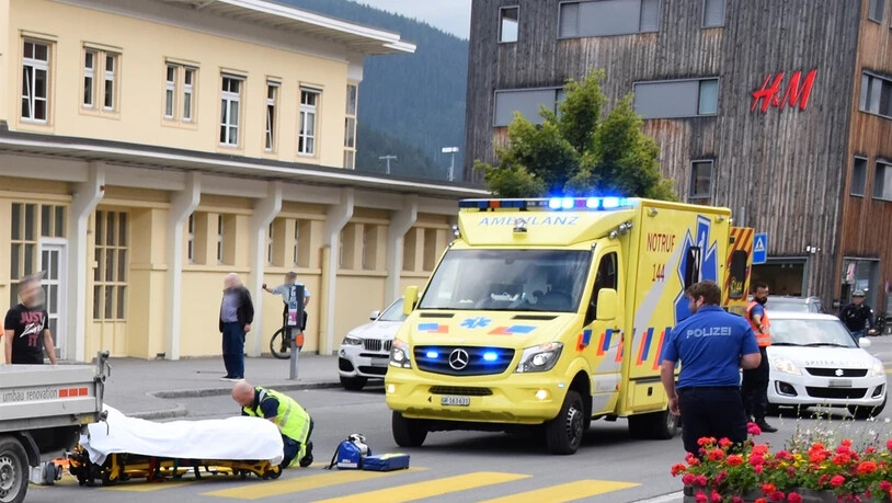 Beim Bahnhof Davos Platz: Der Fussgänger wurde von einem Team des Rettungsdienstes Davos vor Ort medizinisch versorgt und anschliessend ins Spital transportiert.