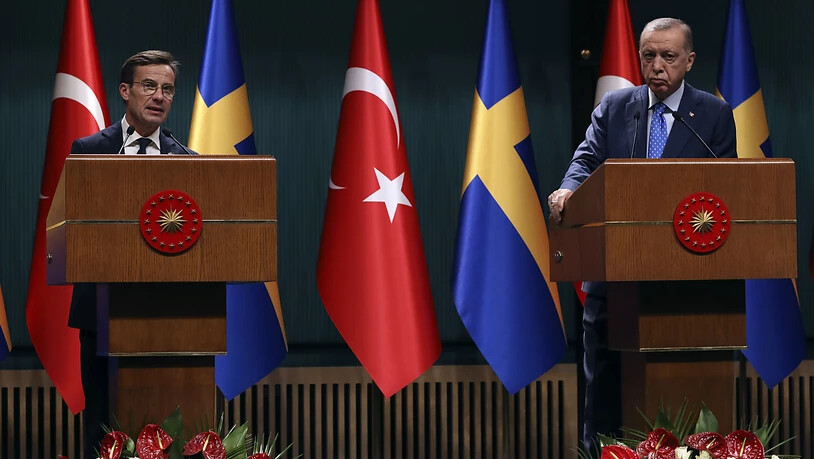 ARCHIV - Der türkische Präsident Recep Tayyip Erdogan (r), und Ulf Kristersson, Ministerpräsident von Schweden, bei einer Pressekonferenz im November. Foto: Burhan Ozbilici/AP/dpa