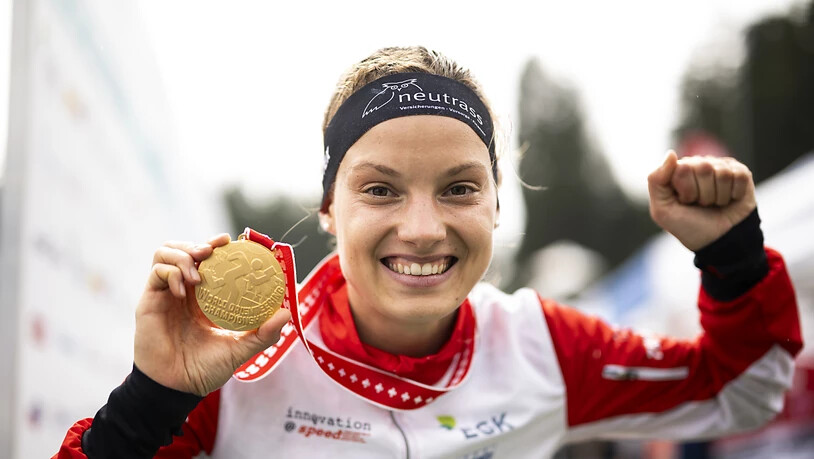 Simona Aebersold präsentiert ihre Goldmedaille: Nun soll am Samstag der zweite Streich folgen