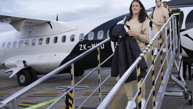 Abenteuer WM: Livia Peng steigt in Neuseeland aus dem Flugzeug. 