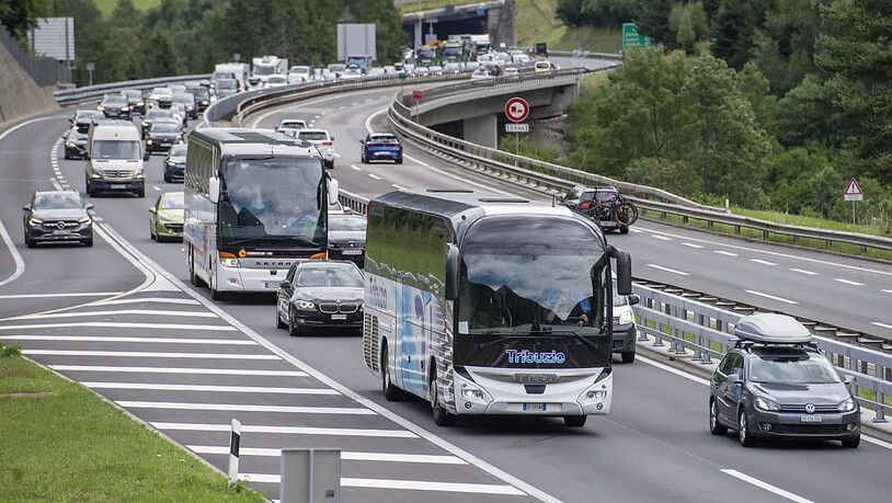 Der Ferienreiseverkehr staut sich vor dem Gotthard-Tunnel in Richtung Süden bei der Autobahneinfahrt in Wassen im Kanton Uri. (Archivbild)