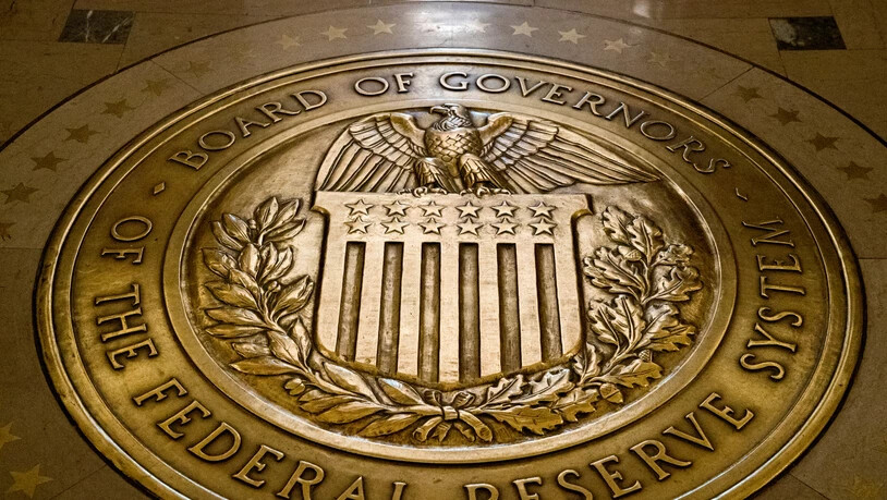 Die US-Notenbank Federal Reserve erhöht den Leitzins zum elften Mal in 16 Monate. Im Bild ihr Siegel. (Archivbild)