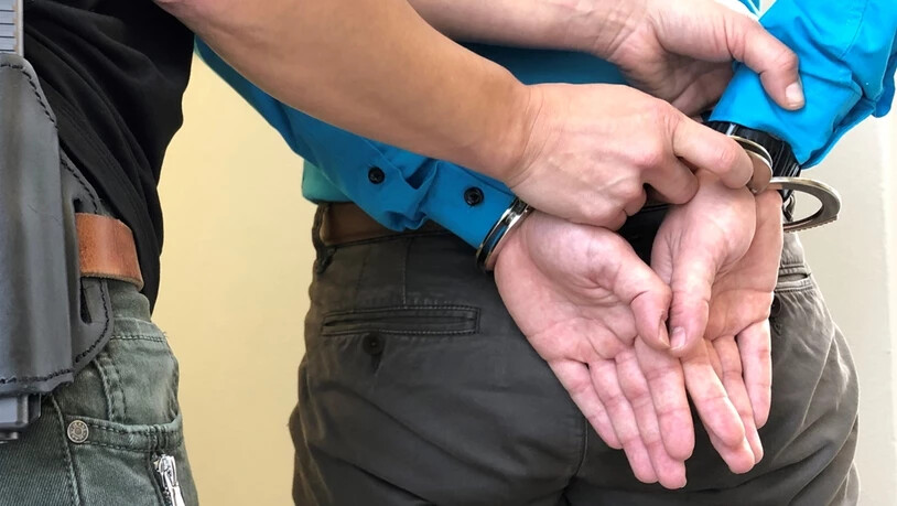 Im Tessin festgenommen: In Zusammenarbeit mit der Tessiner Kantonspolizei konnte die Kantonspolizei Graubünden in Castione eine Person festnehmen.