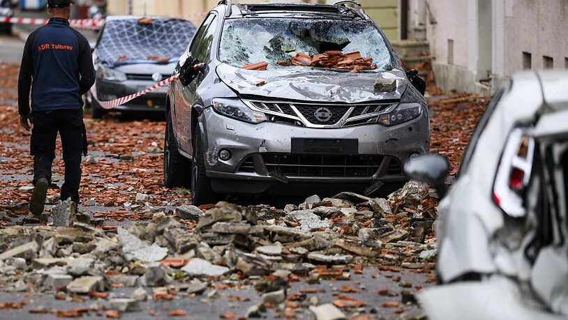 Der Sturm in La Chaux-de-Fonds mit Windspitzen von bis zu 217 Kilometern pro Stunde hat schwere Schäden an Autos und Gebäuden verursacht.