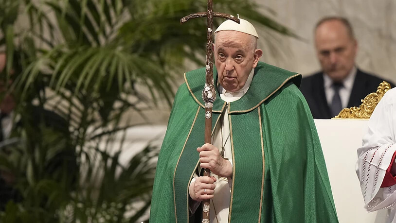 Papst Franziskus steht einer Messe anlässlich des 3. Welttages der Großeltern und Senioren im Petersdom im Vatikan vor. Der Jahrestag wurde von Papst Franziskus 2021 ins Leben gerufen. Foto: Andrew Medichini/AP/dpa
