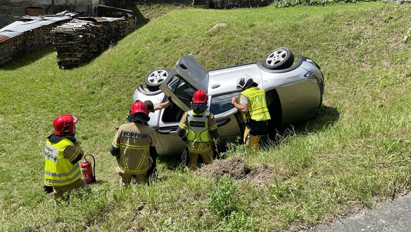 In Schieflage: Nachdem es sich überschlagen hatte, landete das Auto auf der Seite.