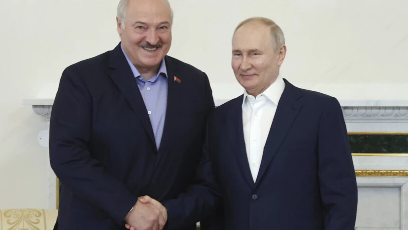 Wladimir Putin (r), Präsident von Russland, und Alexander Lukaschenko, Präsident von Belarus geben sich bei einem Treffen die Hand. Foto: Alexander Demianchuk/Pool Sputnik Kremlin/AP/dpa