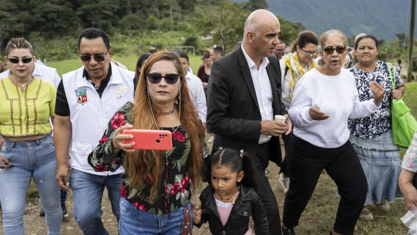 Die Wiedereingliederung ehemaliger Kämpferinnen und Kämpfer der Guerilla-Organisation Farc in Kolumbien macht Fortschritte. Bundespräsident Alain Berset hat sich bei seinem Besuch in einem Wiedereingliederungsraum in Dabeiba am Mittwoch beeindruckt…