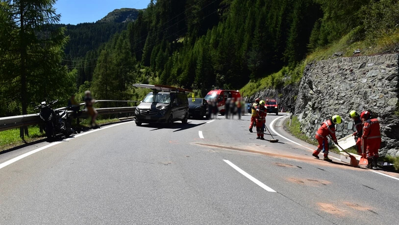 Zwölf Einsatzkräfte vor Ort: Sie finden Fahrzeugflüssigkeiten auf.
