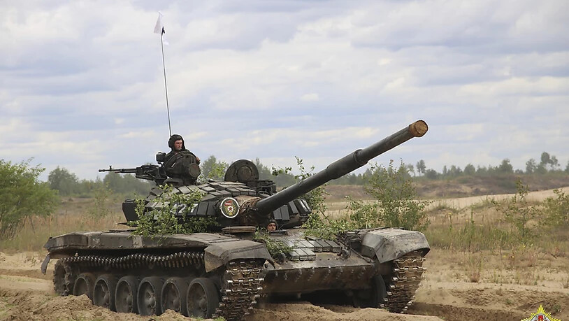 HANDOUT - Auf diesem vom belarussischen Verteidigungsministerium zur Verfügung gestellten Foto nehmen belarussische Soldaten und Söldner des privaten Militärunternehmens Wagner in einem belarussischen Panzer an einem Manöver teil. Foto: Uncredited…