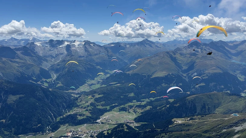 Schönes Panorama: Die Schweizer Meisterschaft im Paragliding geht vor herrlicher Kulisse über die Bühne.