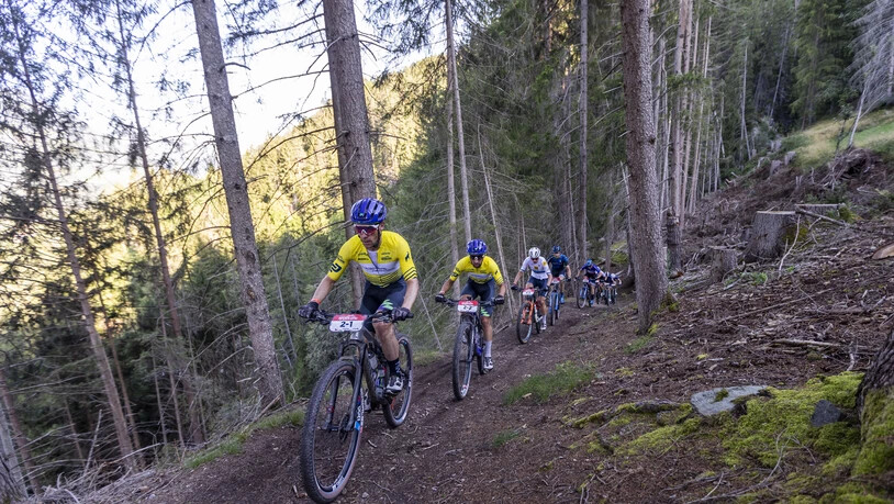 In Front: Das Männerduo Martin Stošek und Marc Stutzmann (in gelb) gewinnen auch die zweite Etappe des Swiss Epic.