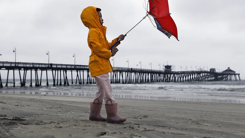 Ein Mädchen kämpft gegen den Wind, während sie am Imperial Beach geht. Foto: K.C. Alfred/The San Diego Union-Tribune/AP/dpa