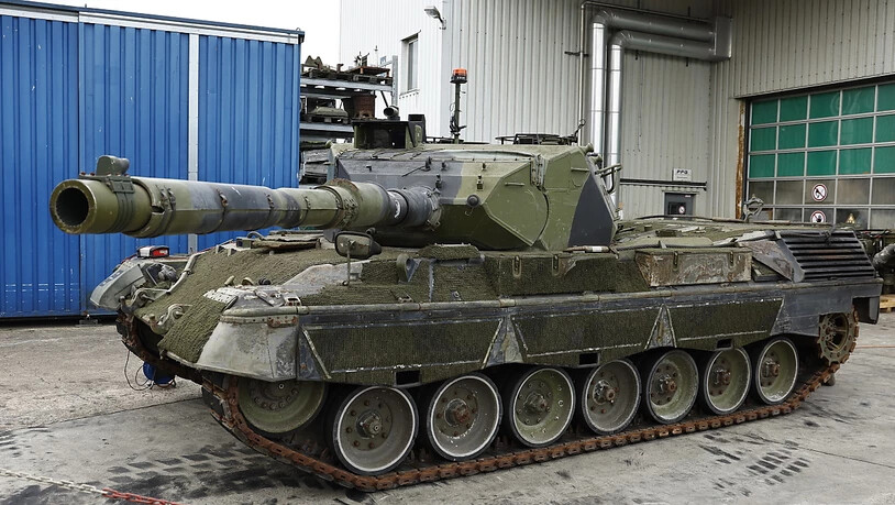Ein Leopard-1-Kampfpanzer. Verteidigungsministerin Viola Amherd lässt den Kauf von 96 solcher Panzer durch die Ruag extern untersuchen. (Archivbild)
