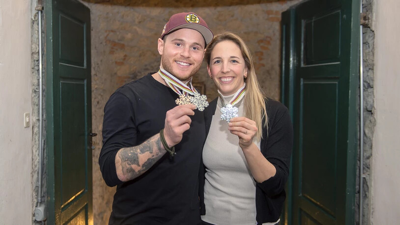 WM-Medaillenpaar: Dario Caviezel und Ladina Jenny präsentieren ihre Auszeichnungen.