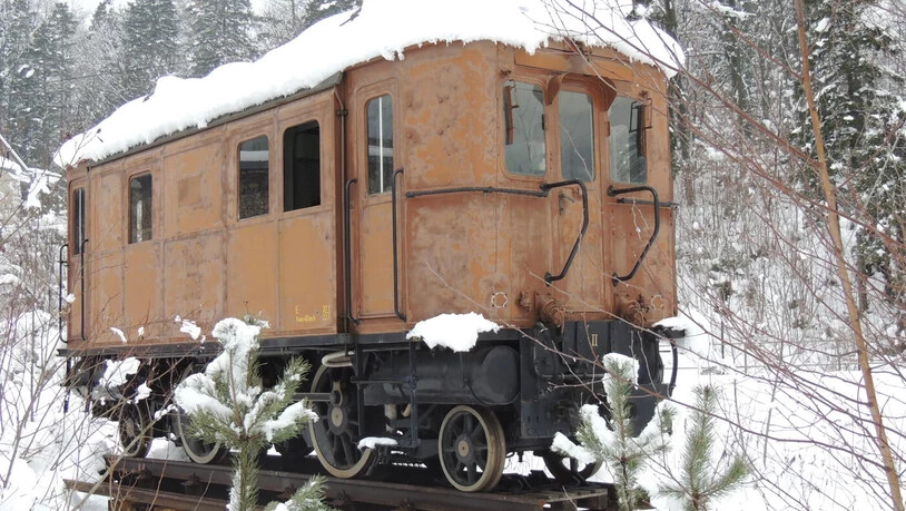 Die Lok in Schnee umhüllt: Während die Lok 205 stillstand, musste sie sich auch dem Schnee aussetzen. 