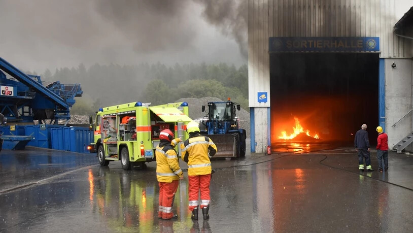 Im Einsatz: Rund eine Stunde benötigten die Feuerwehrleute, den Brand zu beheben.