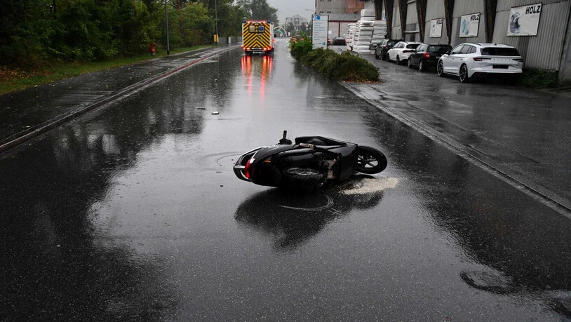 Kollision: Ein Rollerfahrer stürzt in Chur und wird verletzt. Das Fahrzeug wird beschädigt.