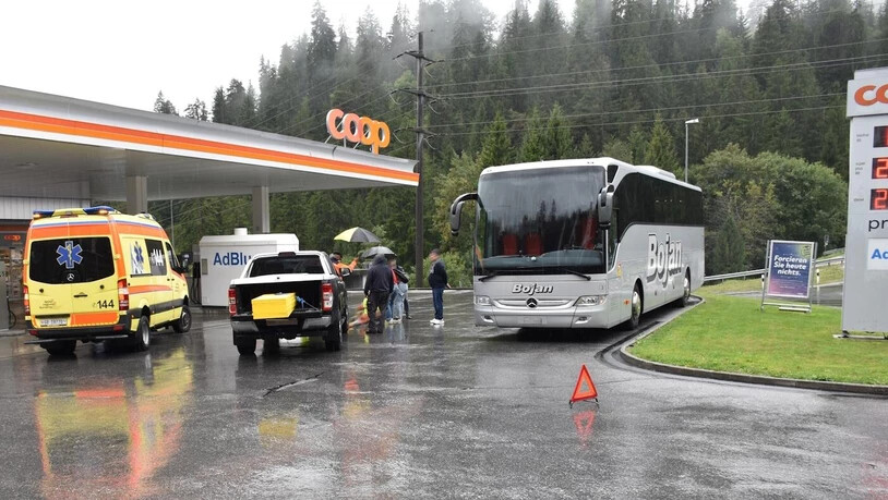 Unfall: Eine 63-jährige Frau wurde in Laax nach dem Aussteigen aus einem Reisebus von einem Auto angefahren. Sie wurde dabei verletzt und in ein Spital transportiert.