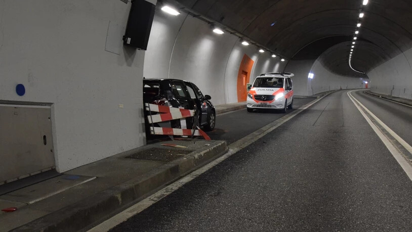 Selbstunfall: Ein Fahrzeug rollte führerlos rückwärts im Umfahrungstunnel Promontogno und kollidierte schliesslich mit der Wand einer Notfallnische. 