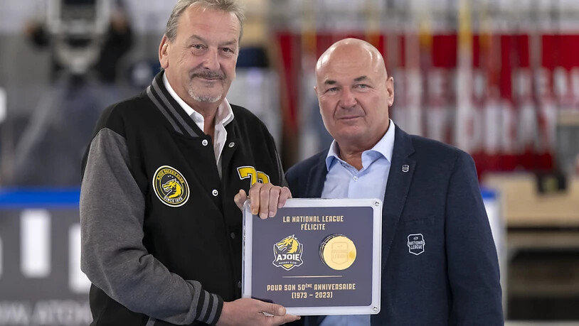Liga-Direktor Denis Vaucher (rechts) überreicht Ajoie-Präsident Patrick Hauert eine Ehrenplakette für das fünfzigjährige Bestehen des Klubs aus dem Jura