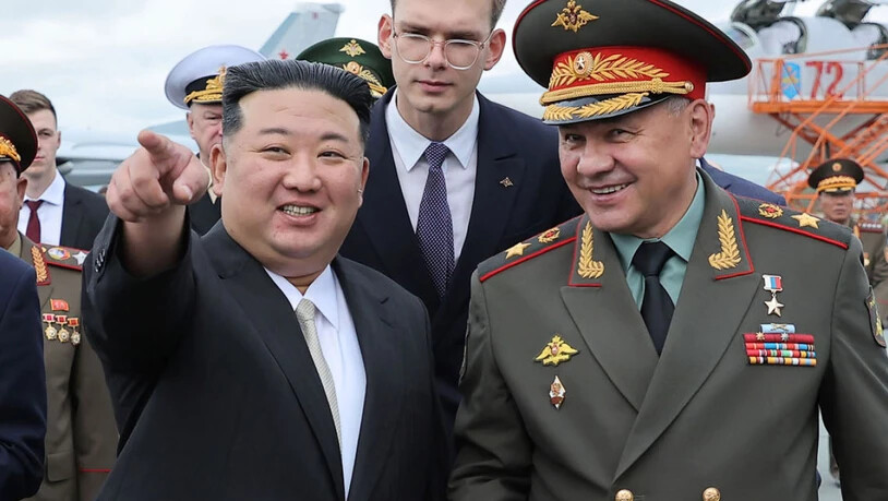 HANDOUT - Nordkoreas Machthaber Kim Jong Un bei einem gemeinsamen Termin in Wladiwostok neben dem russischen Verteidigungsminister Sergej Schoigu. Foto: Uncredited/kcna/dpa - ACHTUNG: Nur zur redaktionellen Verwendung und nur mit vollständiger Nennung…