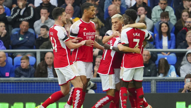 Arsenal gelangt bei Everton dank dem Treffer von Leandro Trossard (2. von rechts) zum vierten Sieg