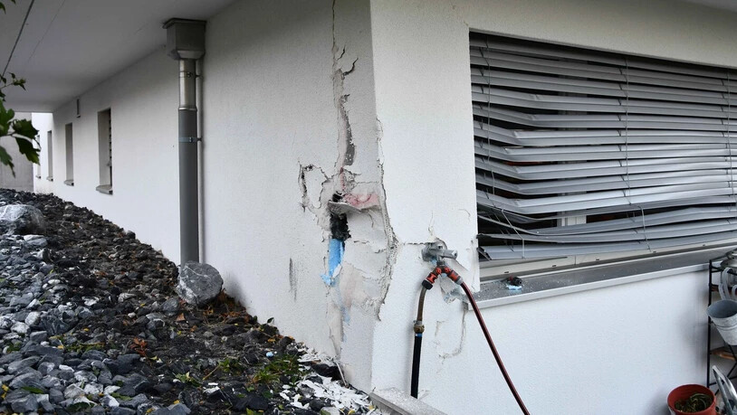 Folgen des Unfalls: Auch an der Hauswand entstand beim Aufprall Sachschaden.