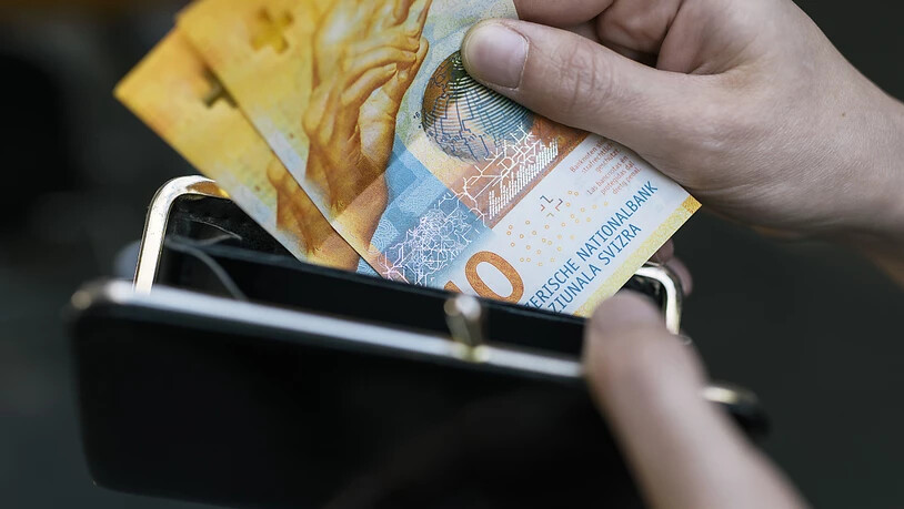 Die Mitglieder von National- und Ständerat sollen offenlegen müssen, wie viel sie mit Nebentätigkeiten einnehmen. Dieser Meinung ist eine Ständeratskommission. (Archivbild)