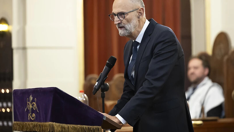Ralph Lewin, Präsident des Schweizerischen Israelitischen Gemeindebunds (SIG), sprach während einer Gedenkveranstaltung für die Opfer der Terrorangriffe der Hamas auf Israel. Der SIG registriert mehr antisemitische Vorfälle in der Schweiz. (Archivbild)