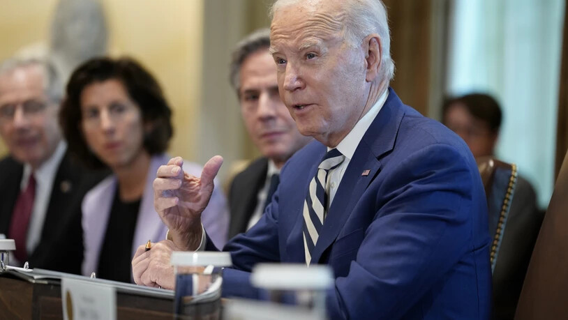 Joe Biden, Präsident der USA, spricht während eines Treffens mit der EU-Kommissionspräsidentin von der Leyen und dem Präsidenten des Europäischen Rates Michel im Kabinettssaal des Weißen Hauses. Foto: Evan Vucci/AP/dpa