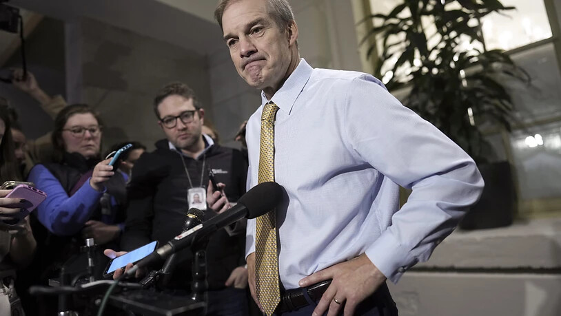 Jim Jordan, Abgeordneter des US-Repräsentantenhauses für Ohio, spricht mit Journalisten. Nach drei verlorenen Wahlgängen für den Chefposten im US-Parlament ist der Republikaner Jim Jordan aus dem Rennen. Foto: J. Scott Applewhite/AP/dpa