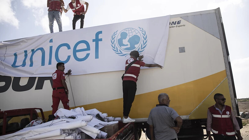 Ein mit Hilfsgütern beladener LKW steht vor dem Grenzübergang Rafah zwischen Ägypten und dem Gaza-Streifen. Foto: Gehad Hamdy/dpa