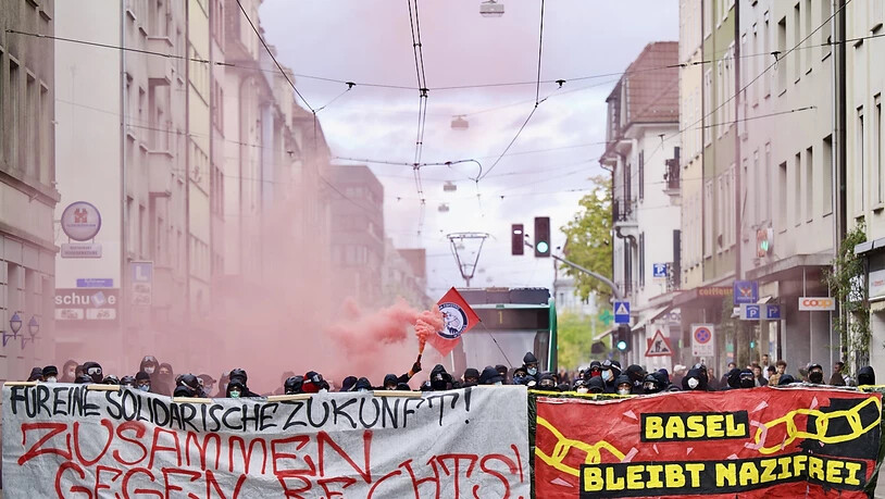 Anhänger der Bewegung Basel nazifrei versammeln sich in Basel, um eine Kundgebung von Mass-Voll! und Freunde der Verfassung zu verhindern.