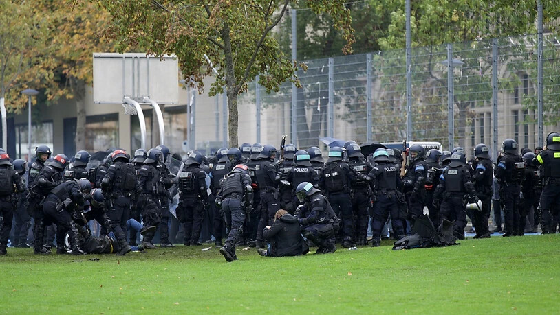 Polizeilicher Zugriff auf Anhänger der Bewegung Basel nazifrei an einer Kundgebung in Basel