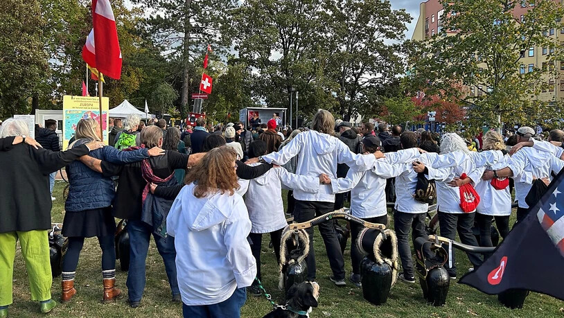 Im Rheinpark in der deutschen Grenzstadt Weil am Rhein versammelten sich von der deutschen Polizei von der Gegendemonstration mit Zäunen abgeschottet.rund 350 Gegnerinnen und Gegner von Corona-Massnahmen.