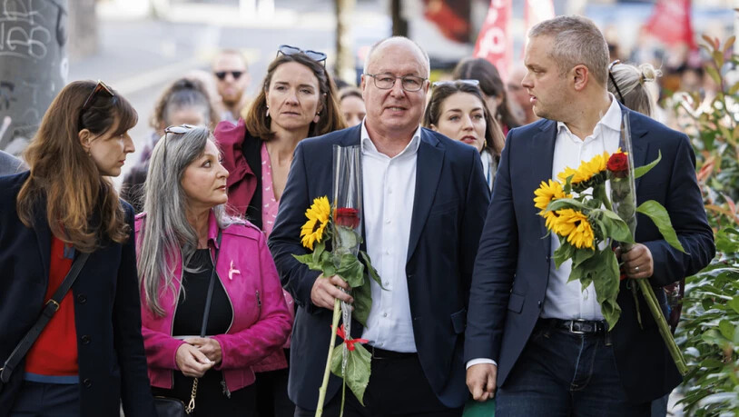 SP-Politiker Pierre-Yves Maillard (2.v.l.) und Raphael Mahaim (Grüne) am Wahlsonntag auf dem Weg zum Medienzentrum. (KEYSTONE/Valentin Flauraud)