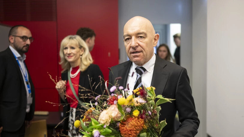 Der wiedergewählte Ständerat Daniel Jositsch, SP, erhält Blumen im Walcheturm in Zürich. (KEYSTONE/Ennio Leanza)