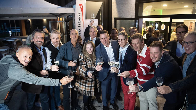Ein Prosit auf den Wahlsieg: Der SVP-Wahltreff in Lugano mit den Nationalräten Piero Marchesi (Mitte links) und Paolo Pamini (Mitte rechts).