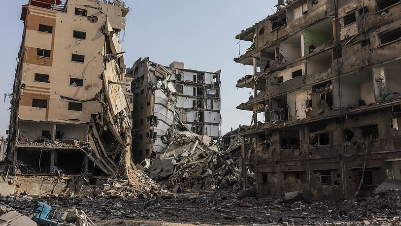 Gebäude liegen nach einem israelischen Angriff auf das Viertel Tel al-Hawa in Trümmern. Foto: Mohammad Abu Elsebah/dpa