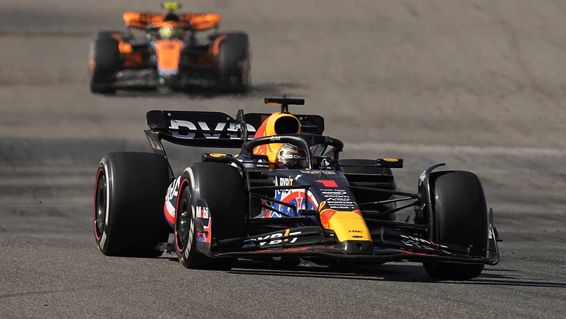 Max Verstappen im Red Bull übernahm nach halber Distanz die Führung von Lando Norris im McLaren