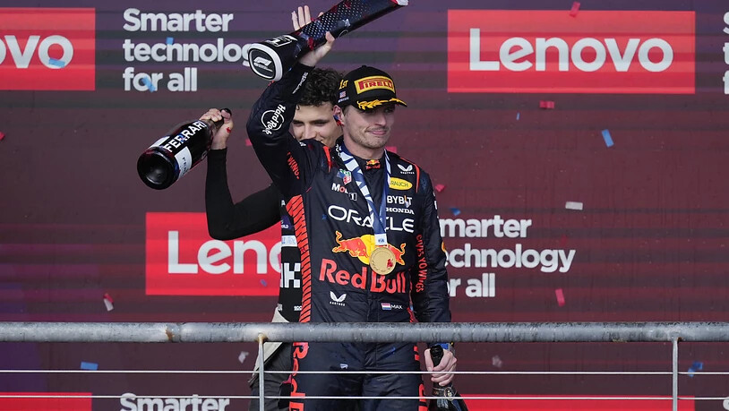 Max Verstappen mit dem nächsten Sieger-Pokal