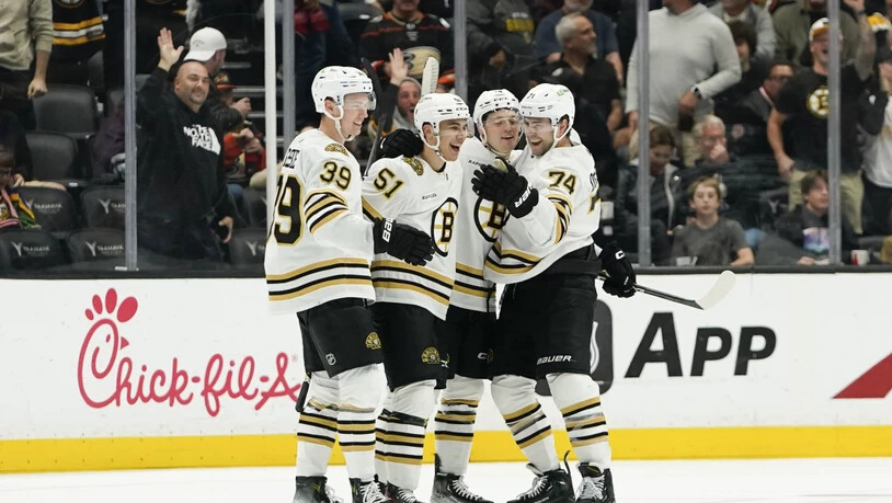 Die Spieler der Boston Bruins jubelten auch nach dem fünften Saisonspiel