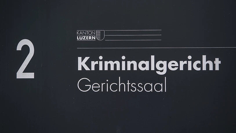 Ein Mann steht wegen der Tötung seiner Partnerin vor dem Luzerner Kriminalgericht. (Symbolbild))