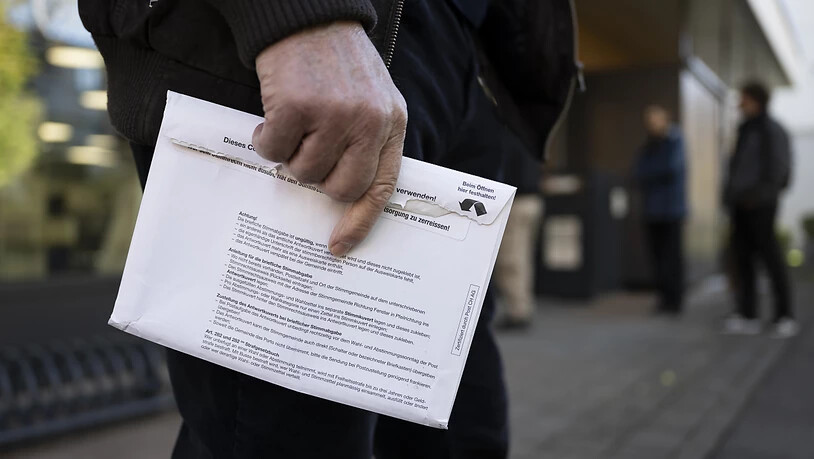 Stimmberechtigter auf dem Weg zum Wahllokal. Die Verluste und Gewinne im Nationalrat für den Nationalrat waren grösser als in einigen Umfragen vorausgesagt. (Themenbild)
